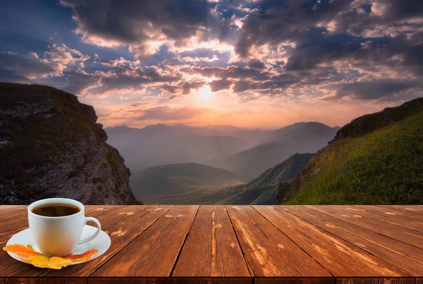 Koffiecup Houten Tafel Uitzicht Prachtige Natuur Achtergrond — Stockfoto