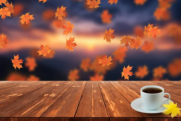 Kaffeetasse Auf Holztisch Und Blick Auf Schöne Natur Hintergrund — Stockfoto