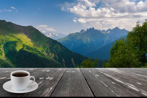 Kaffekopp Träbord Och Utsikt Över Vacker Natur Bakgrund — Stockfoto