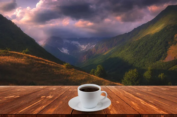 Kaffeetasse Auf Holztisch Und Blick Auf Schöne Natur Hintergrund — Stockfoto