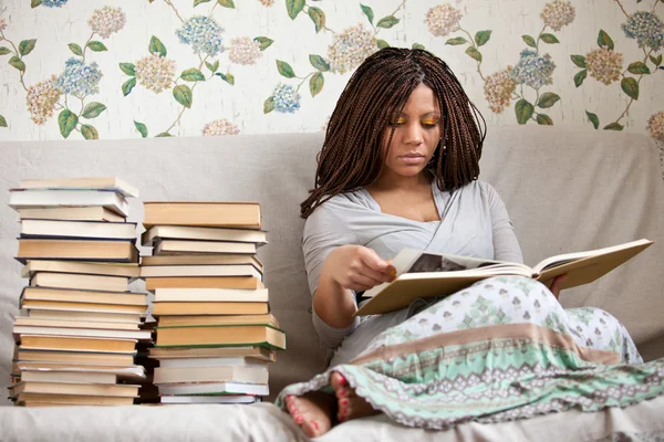 Fille lisant un livre Photo De Stock