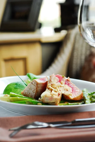 Grilled tuna with asparagus — Stock Photo, Image