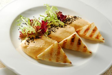 yumuşak peynir ile kızarmış ekmek