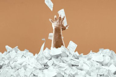 Bir adamın eli çek ve faturalardan oluşan bir dağdan sarkıyor. Bir adam borç, kredi, ipotek, kredi, ipotek içinde boğuluyor