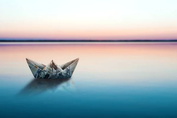 Papírová Loď Vyrobená Bankovek Vyrobená Dolarů Plave Vodě Pozadí Krásného — Stock fotografie