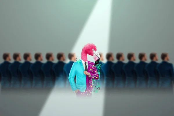 Уникальность Творческого Фона Среди Толпы Бизнесменов Разноцветный Урод Фламинго Конкурентное — стоковое фото