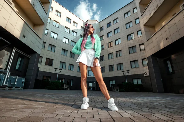 Hermosa Chica Vestida Creativamente Con Coletas Color Rosa Ropa Menta —  Fotos de Stock