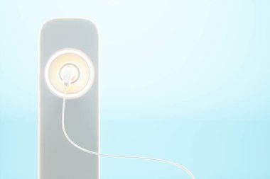 Mavi arka planda beyazlı elektrikli bir araba için şarj istasyonu. Elektrik santrali konsepti, prize takılı araba, şarj noktası, şarj aleti, gelecek. 3B illüstrasyon, 3B canlandırma