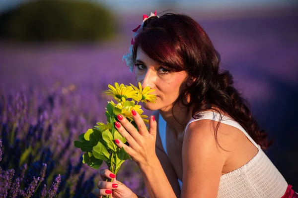 Närbild Kvinnan Tittar Kameran Medan Doften Blommor Utomhus Lavendel Fält — Stockfoto