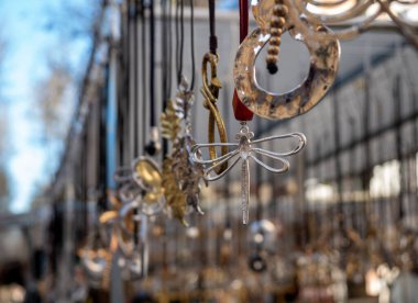 Antika aksesuarların ve açık hava bit pazarında satılık dekorasyonların yakın çekimi..