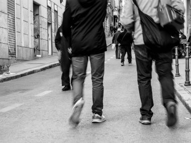 Sokakta yürüyen insanların siyah beyaz fotoğrafları..