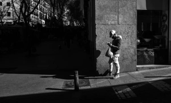 Nerozpoznatelný Muž Stojící Venku Ulici Černobílá Fotografie — Stock fotografie