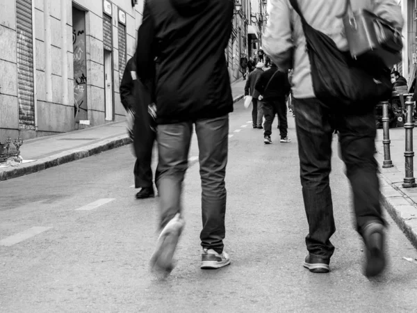 路上を歩く人々の白黒写真 — ストック写真