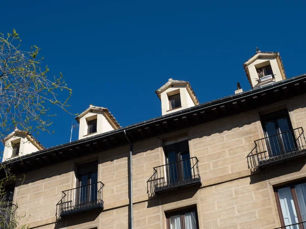 Vista Fachada Prédio Residencial Com Varandas Céu Azul Claro — Fotografia de Stock