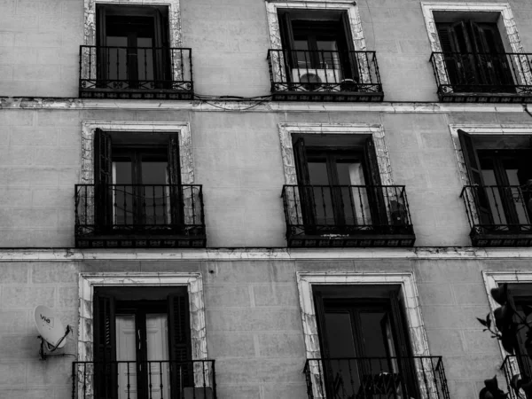 バルコニーと窓のある古い住宅の建物のファサード 白黒写真 — ストック写真