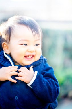 Dışarıdaki güzel bebeğin yüzü ve kopyalama alanı. * Gülümsemenin bebeği *.