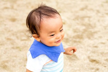Çocuğun çocuk parkındaki rollick 'e yakın plan fotoğrafı..