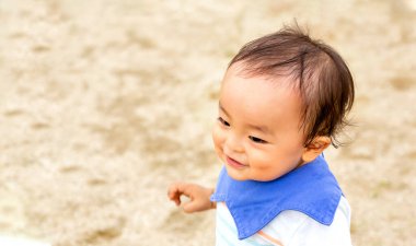 Çocuğun çocuk parkındaki rollick 'e yakın plan fotoğrafı..