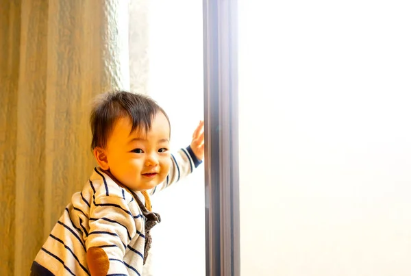 Rosto Lindo Bebê Olha Para Câmera Copiar Espaço Luz Solar — Fotografia de Stock
