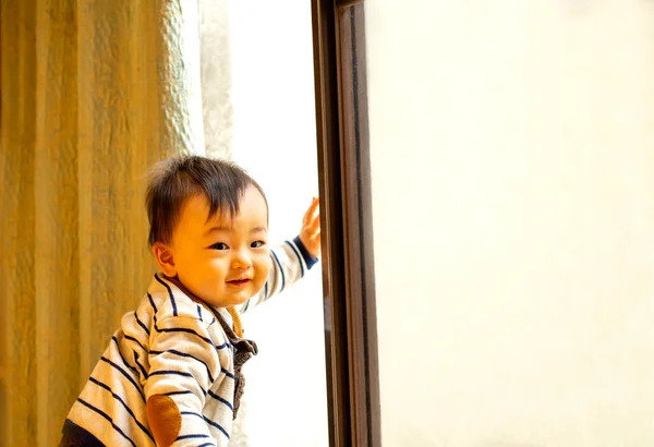 Obličej Krásného Dítěte Podívá Kamery Kopíruje Prostor Sluneční Světlo — Stock fotografie