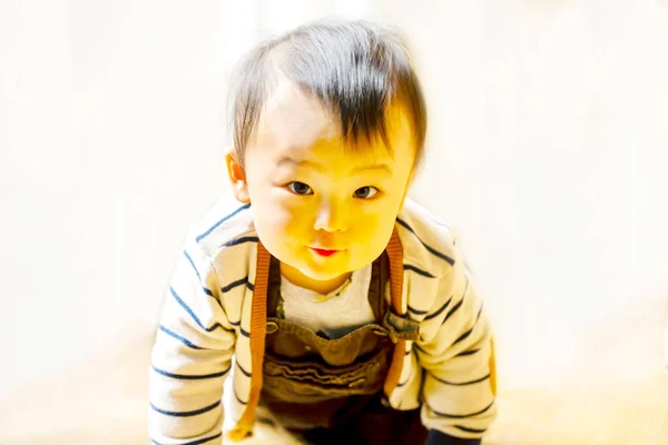 Lindo Bebê Olha Para Câmera Rasteja Com Chegar Mais Perto — Fotografia de Stock
