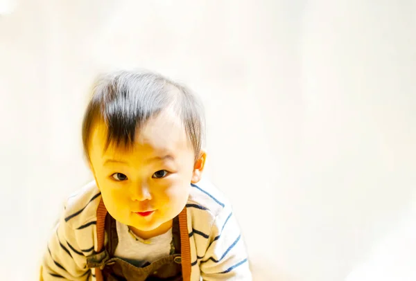 Das Schöne Baby Blickt Die Kamera Und Kriecht Mit Dem — Stockfoto