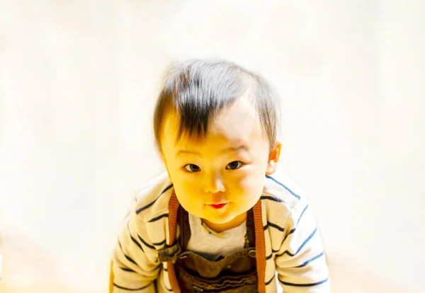 Lindo Bebê Olha Para Câmera Rasteja Com Chegar Mais Perto — Fotografia de Stock