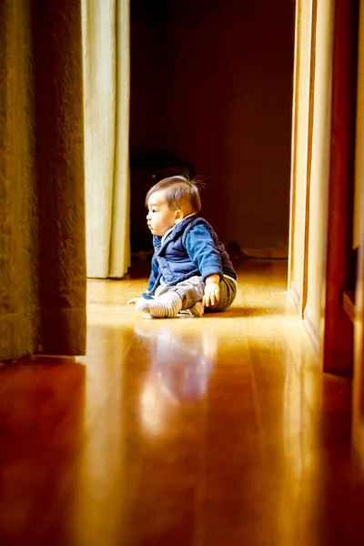 Pretty Baby Looks Out Window Corridor Sunlight Copy Space — Stock Photo, Image