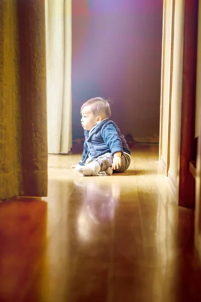 Ładne Dziecko Wygląda Przez Okno Korytarza Światło Słoneczne Przestrzeń Kopiowania — Zdjęcie stockowe