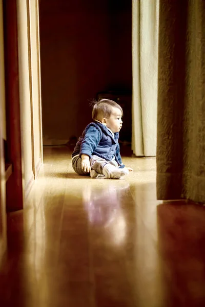 Bebé Bonito Mira Por Ventana Del Pasillo Luz Del Sol — Foto de Stock