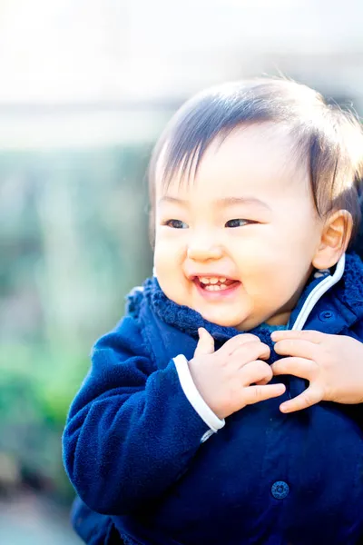 Das Gesicht Des Schönen Babys Draußen Und Kopieren Raum Das — Stockfoto