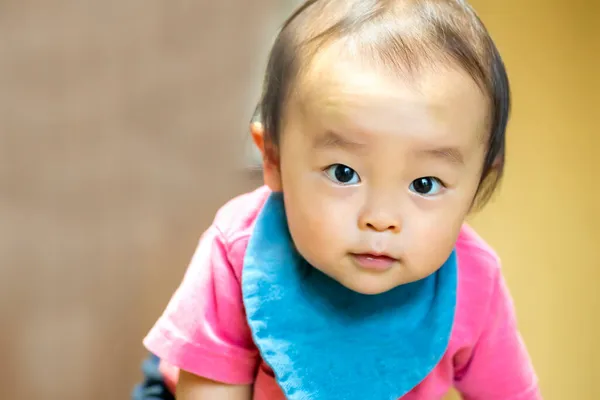 Das Gesicht Des Schönen Babys Blickt Die Kamera Drinnen Und — Stockfoto