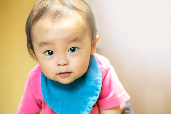 Das Gesicht Des Schönen Babys Blickt Die Kamera Drinnen Und — Stockfoto