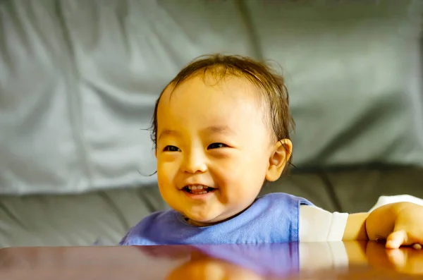 Niño Sonrisa Interior Mesa Madera Espacio Copia — Foto de Stock