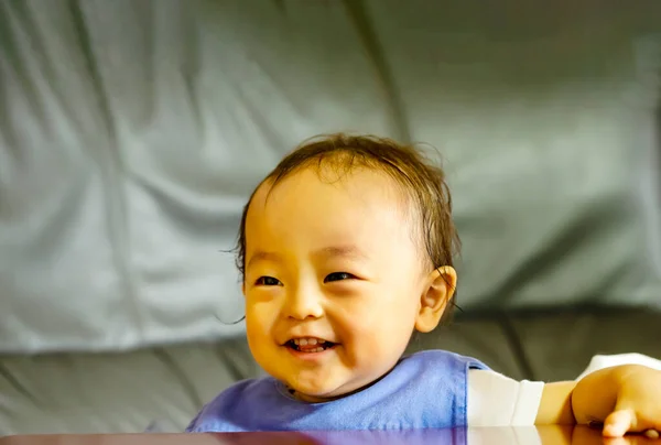 Ein Kleiner Junge Des Lächelns Drinnen Und Holztisch Und Kopierraum — Stockfoto
