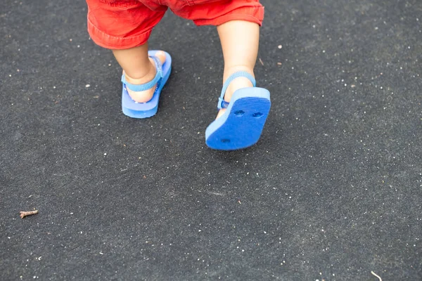 Piede Del Bambino Indossa Pantaloni Rossi Sandali Spiaggia Blu Uno — Foto Stock