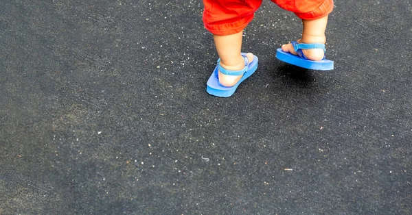 Pied Bébé Portant Pantalon Rouge Des Sandales Plage Bleues Sur — Photo