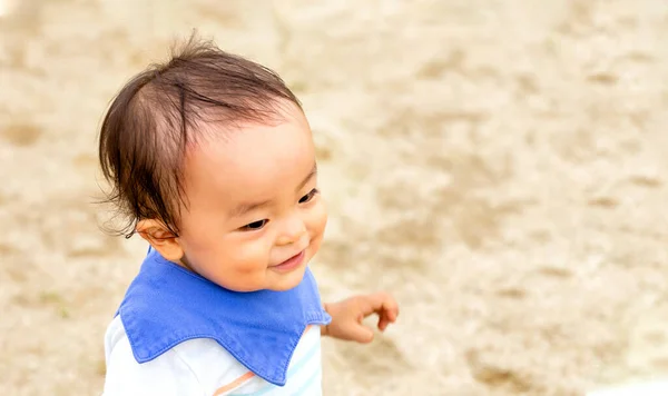 Nahaufnahme Des Gesichtsausdrucks Des Jungen Auf Einem Spielplatz — Stockfoto