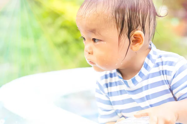 Kind Tropft Nass Indem Draußen Wasser Spielt Das Gesicht Des — Stockfoto