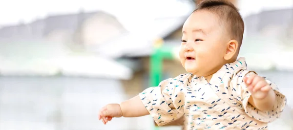 Das Jährige Baby Scheint Spaß Freien Haben — Stockfoto