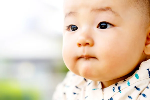 Das Gesicht Des Schönen Babys Draußen Und Kopierraum — Stockfoto