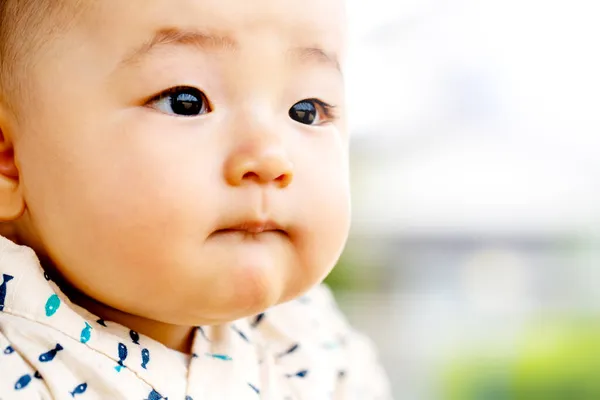 Cara Del Hermoso Bebé Afuera Espacio Copia —  Fotos de Stock