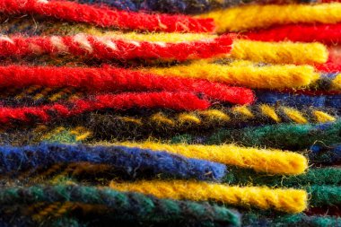 Renkli yün ipliği kapat. Kırmızı, sarı, yeşil, koyu mavi..