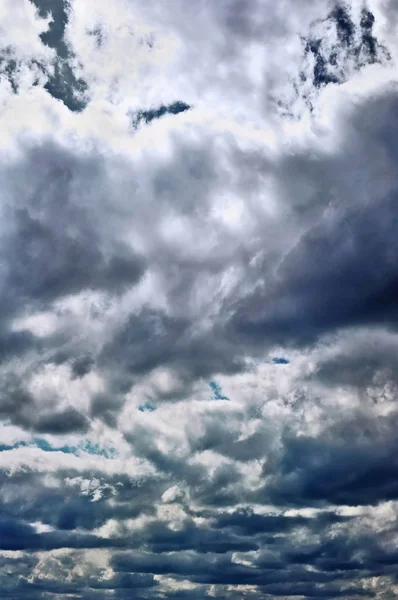 Storm wolken in de donkere hemel — Stockfoto