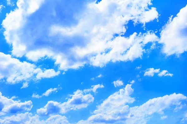 Brillantes nubes blancas en el cielo azul —  Fotos de Stock