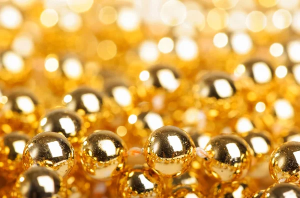 Många ljusa guldfärgade kulor makro — Stockfoto