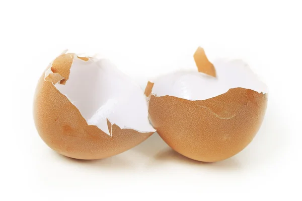 Invólucro de ovo partido isolado em branco — Fotografia de Stock