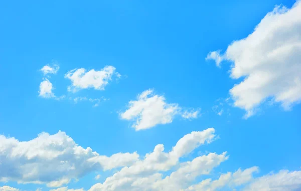 Güzel beyaz kabarık bulutlar gökyüzünde — Stok fotoğraf
