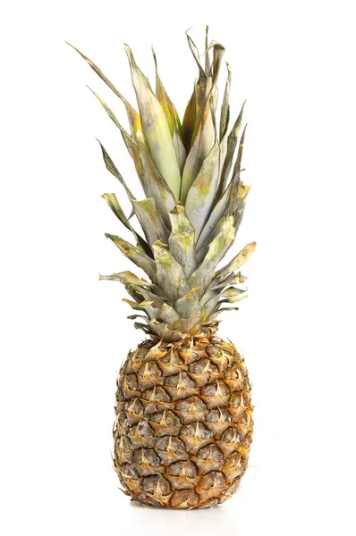 Beyaz üzerine izole edilmiş ananas — Stok fotoğraf