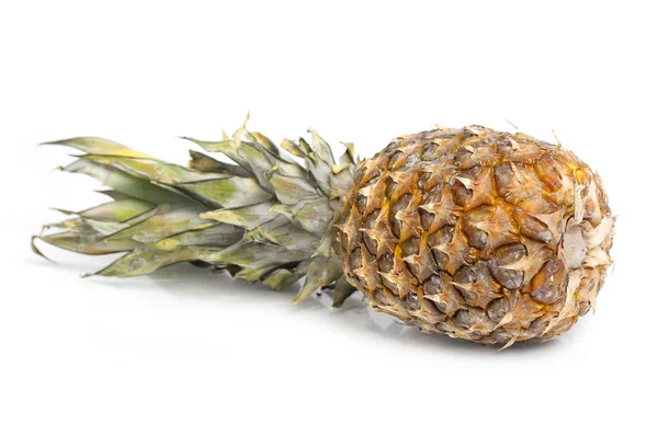 Beyaz üzerine izole edilmiş ananas — Stok fotoğraf